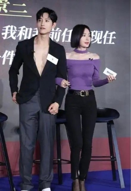 秦岚为什么要在牛仔裤里套上黑丝袜这种穿搭真的好看吗​
