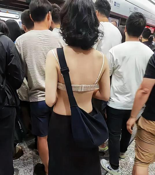 这都热到什么程度了，连外衣都丢在了家里[呲牙笑]不得不感叹当今时尚女性着衣之大胆