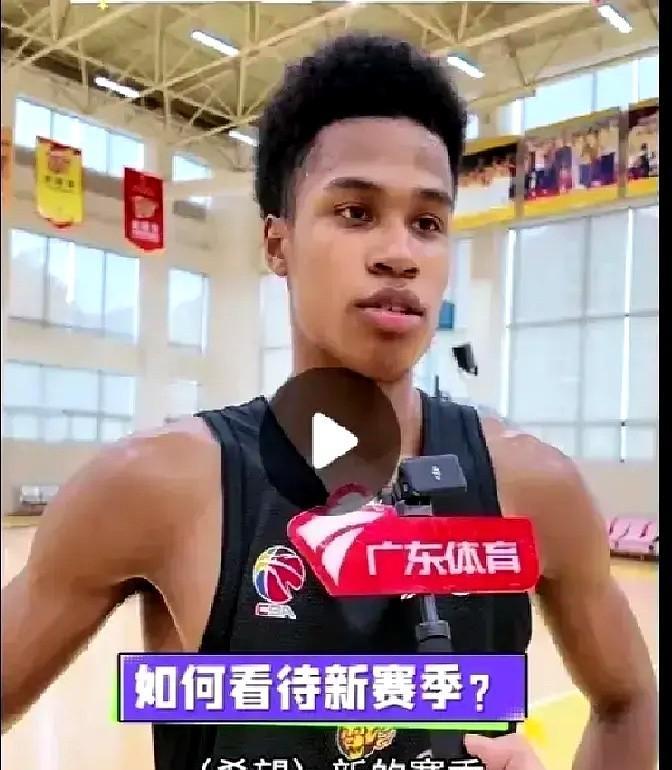 灯啪地一声全灭，胡明轩在黑暗里把最后一记三分砸进网心——球馆瞬间炸锅，他成了广东
