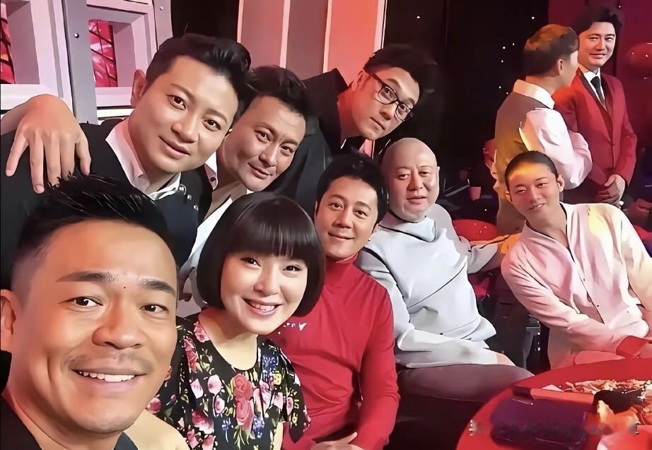 好奇怪啊，很多集体的合影里，为什么蔡国庆几乎都是在正C位的位置呢？要说唱功他