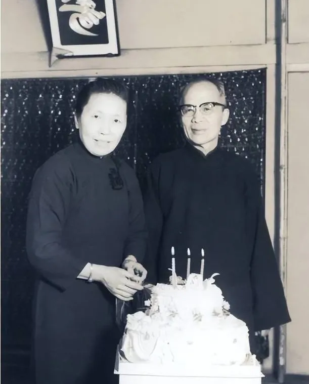 1942年春，上海“女流氓”佘爱珍的老公吴四宝被日本人毒死，胡兰成趁虚而入，不久