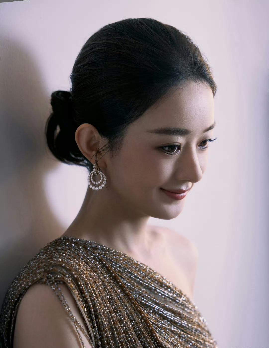 谢娜一句话，何炅20年单身谜底炸了。“爱的人已结婚”，她指自己。全场静了。