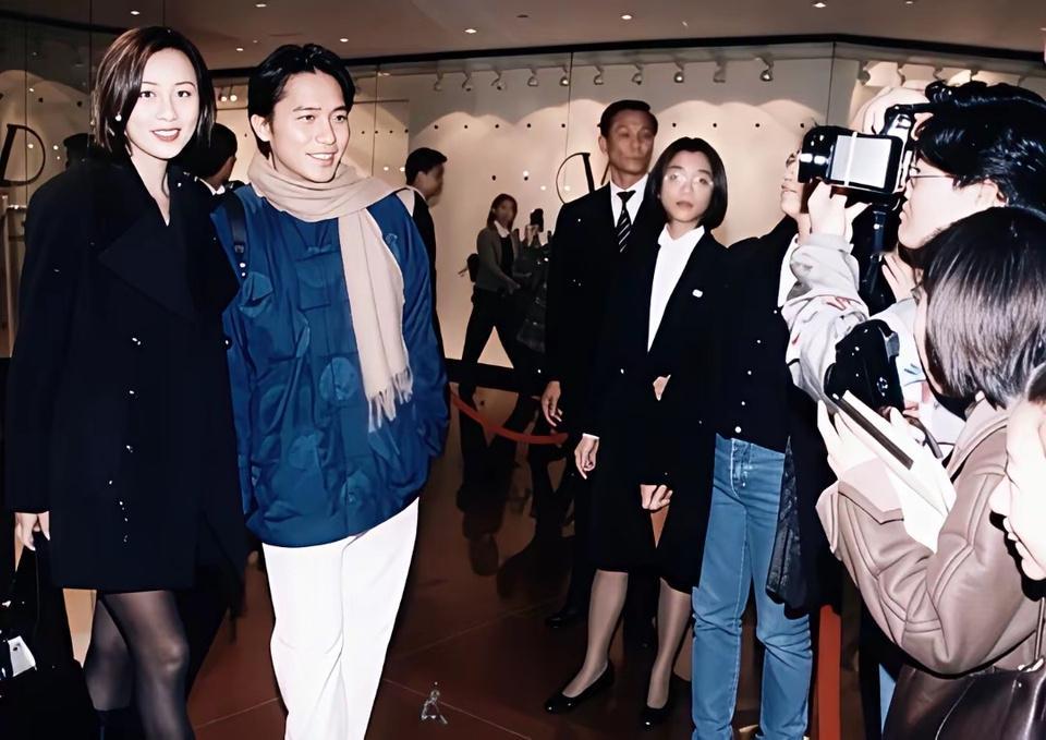 30年前的梁朝伟和刘嘉玲，一起参加林青霞大女儿满月酒的画面。那时，梁朝伟33周岁