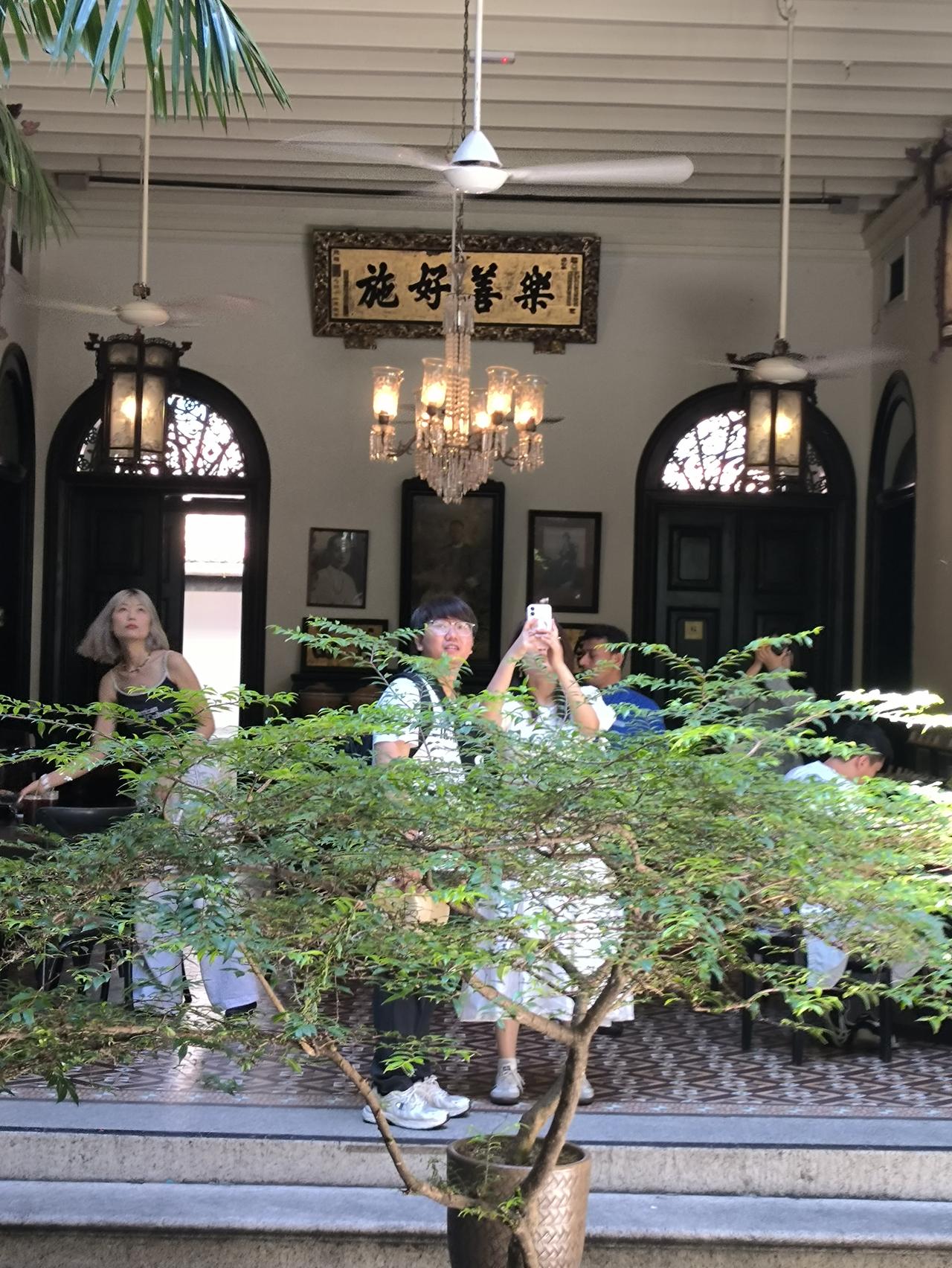 笑话：捉奸（4月13日原创）有一位少妇，怀疑魅力四射、极具女人缘的丈夫出轨了