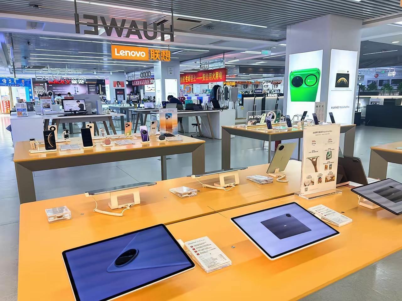 2026年5月8日，济南银座电器（英雄山路店），下午的数码展区顾客稀疏