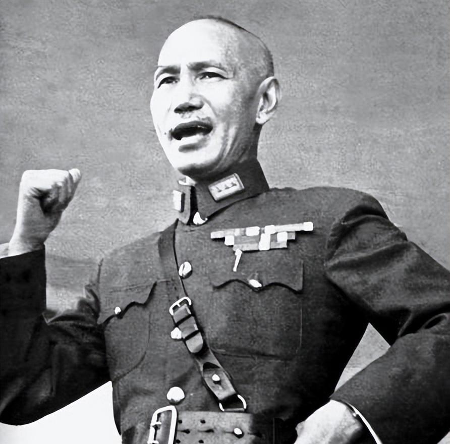 1943年国民党特务在延安误搭毛主席座车，下车后异常举动竟被警卫敏锐发现并注意到