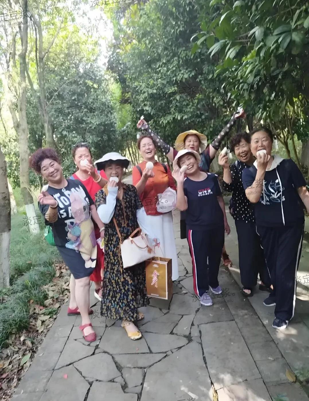 左边是中国大妈，右边是韩国大妈，你看哪边的大妈气质好？发现中国大妈们普遍脸型圆