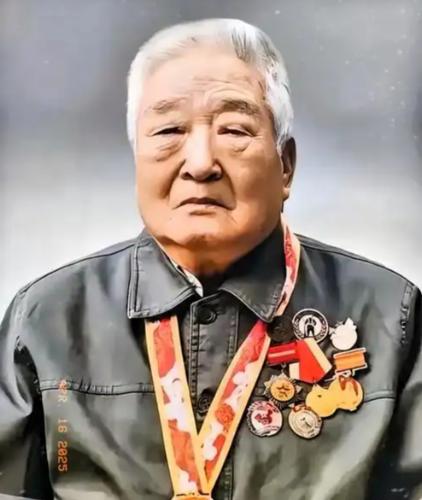 泪目！藏了一辈子的秘密，直到去世才真相大白。2024年6月29日，昆明学院的一位