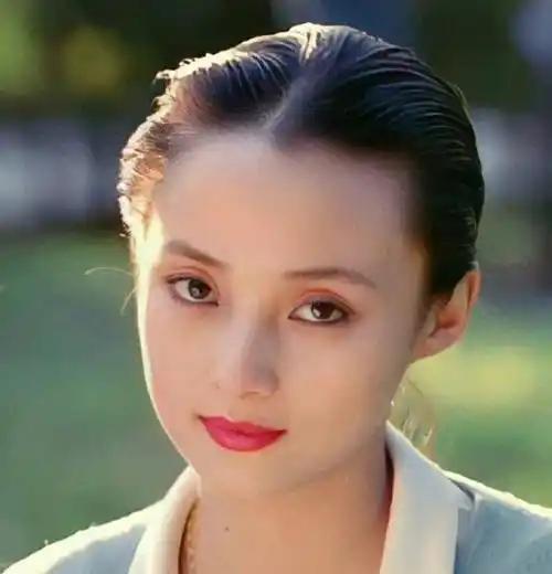 黄磊后来回忆说：当年蒋勤勤刚进大学第一天，整个校园都轰动了。我直接翘课，高晓松也