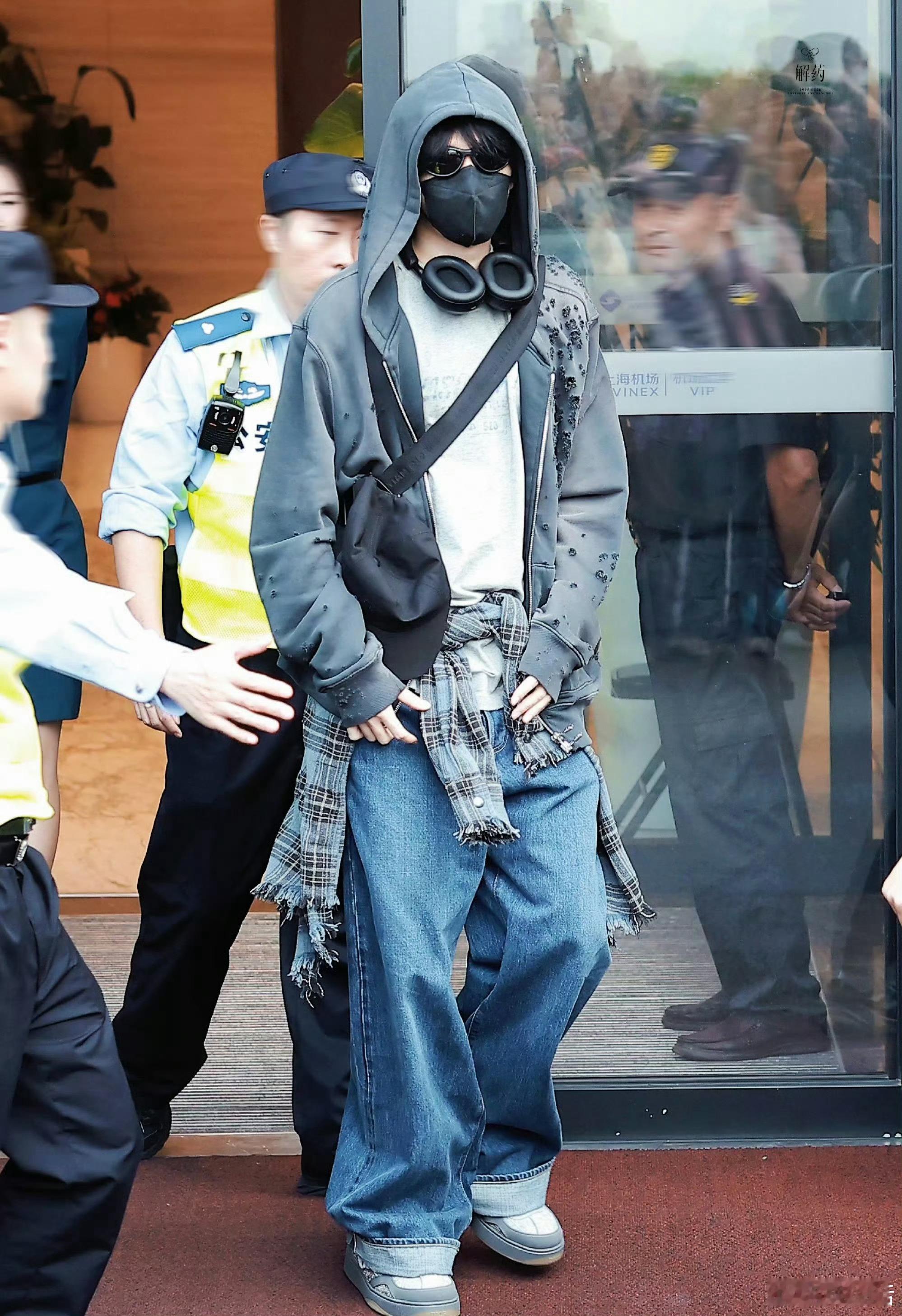 邓为热衷穿孔内娱现役法拉利不是说说而已，被邓为潮到风湿