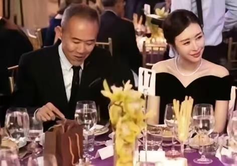 当年，王石与田朴珺热恋期。老王以前能作秀爬珠峰，后遇佳人日渐消瘦，人瘪了，枯萎了