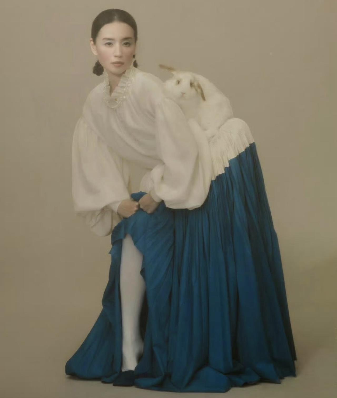 董洁这是要干什么啊？这什么造型啊，这是什么姿势啊，两个腿在干嘛！直播带货不是