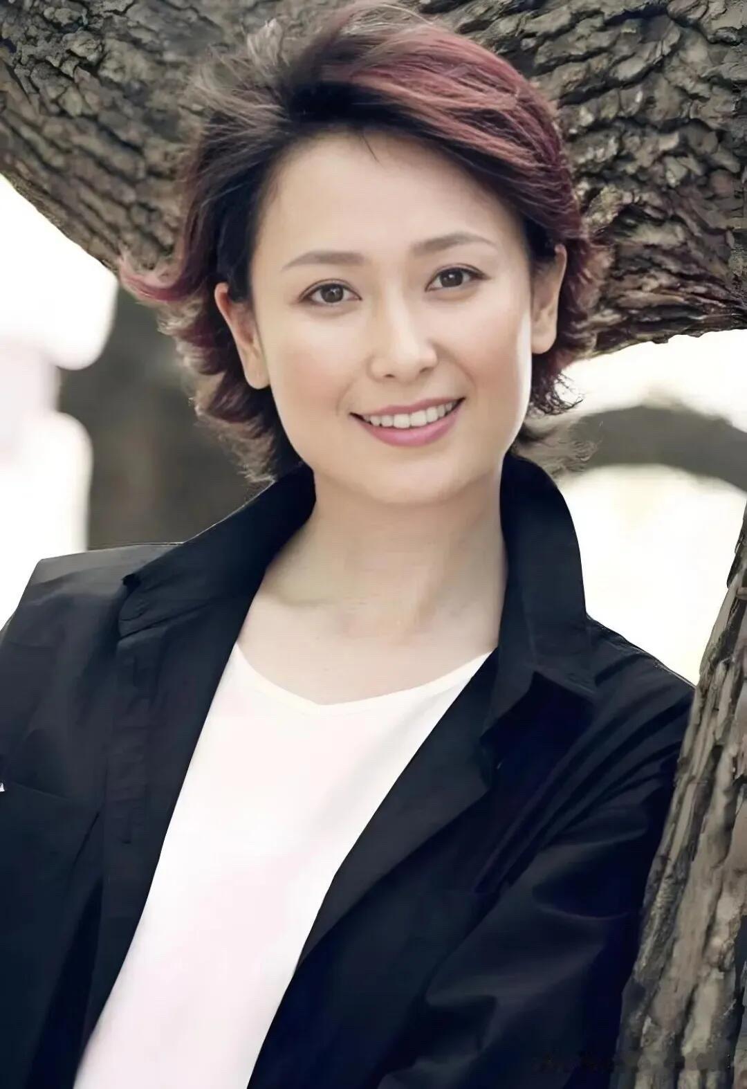 我觉得她比朱琳还要美，还更有气质，很有韵味，自然大气，穿搭也比较端庄得体，是美了