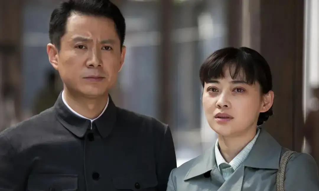 《父母爱情》里安泰为了活命，把自家大宅上交，带着老婆孩子搬进破平房，还跟被下放的