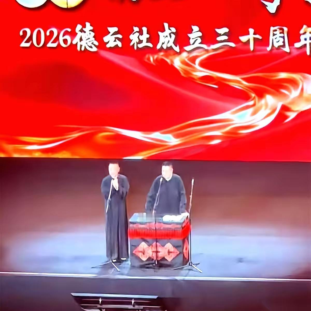 【为什么离开？】小岳岳济南表演中，前排两名观众突然起身走了这个举动的确让人有