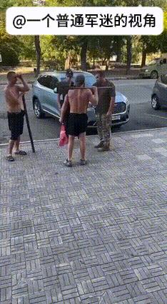 乌克兰征兵人员试图对两名下地干活归来的壮丁进行征兵军事登记，不过这两名光膀子壮丁
