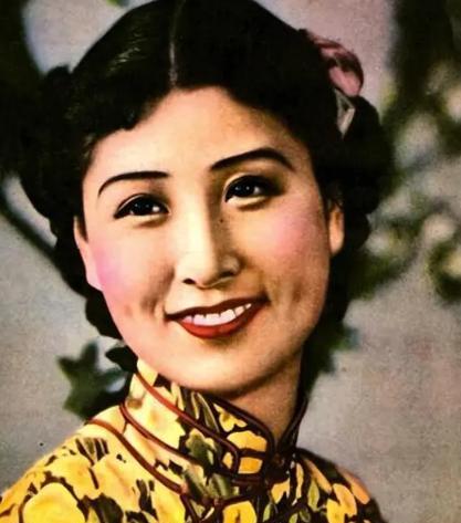 1940年，上海郊外，一位年轻女子被押赴刑场，临刑前，她平静地提出一个请求，让行