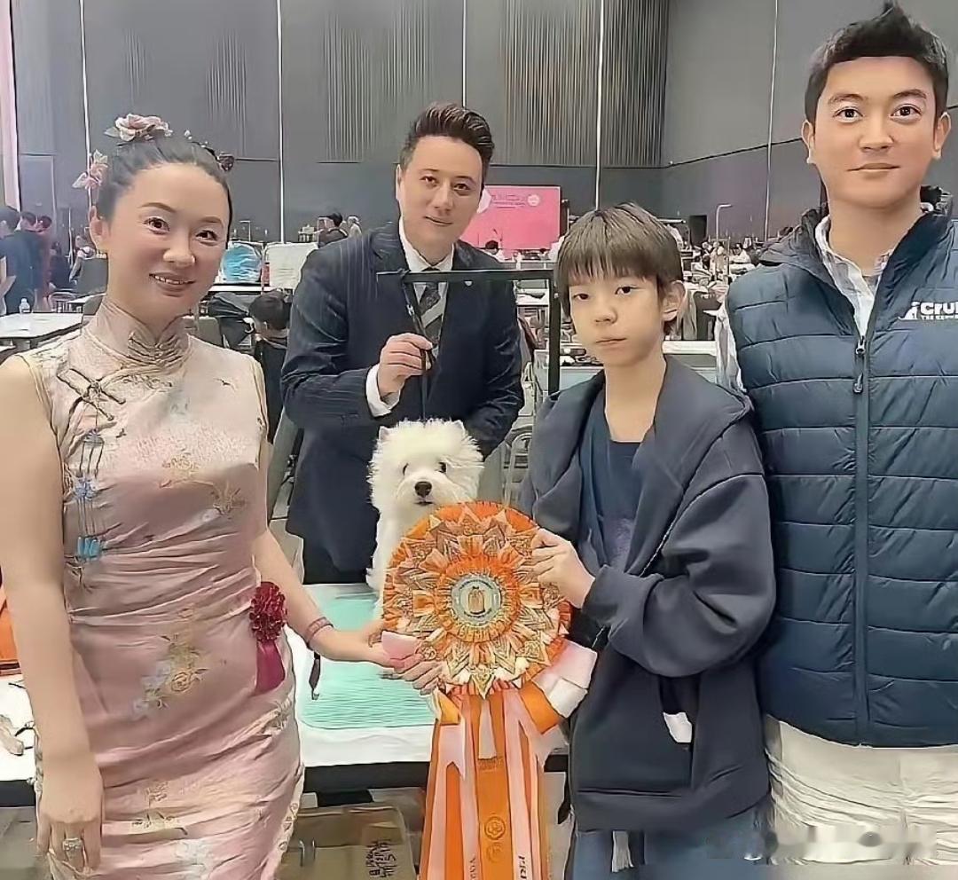杜江自己都承认，有时候猛一回头看到嗯哼那张脸，心里会咯噔一下。不是像他，也不是像