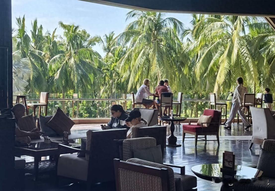 30℃高温抢购羽绒服，免税店排长队，海南到底发生了什么？元旦刚过，海南的免税店