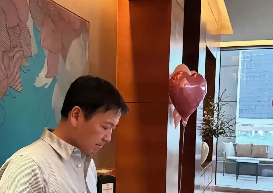 赖文峰每当被提起杨钰莹时，眼眶总会湿润。这份感情对他来说依然沉重难忘。杨钰莹也曾