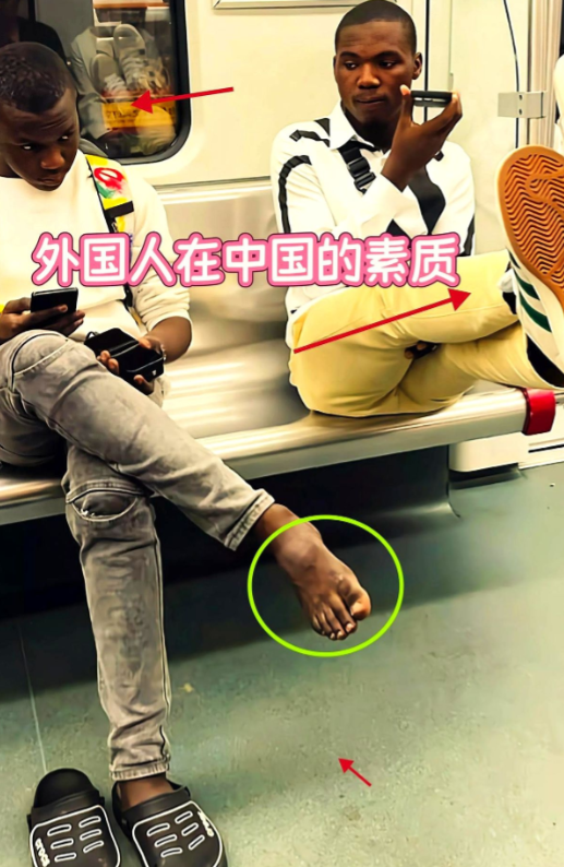 广州地铁上一场景，这2个黑人小伙子肆无忌惮的举动，没有人上前制止，都是我们的国人