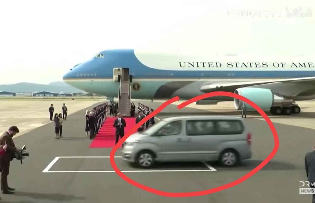 特朗普离开韩国返程，机场3个细节:1、先导车一辆面包车，像五菱宏光！拉谁？2