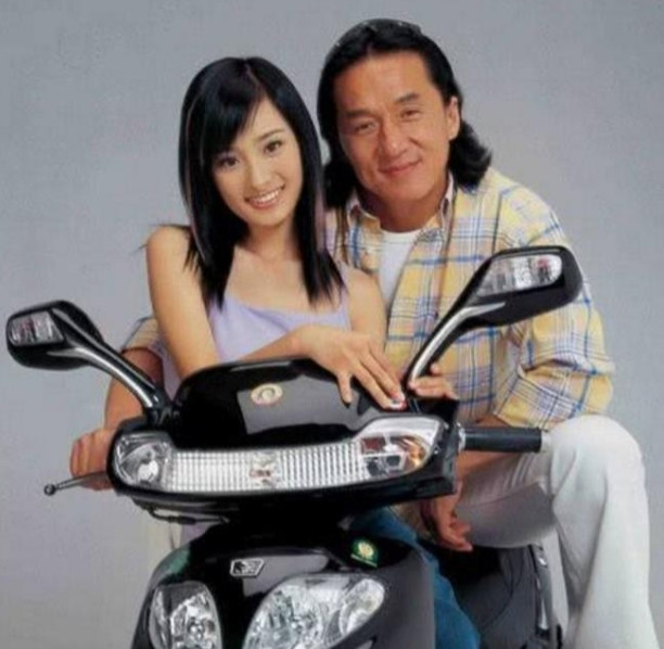 2003年，49岁的成龙和17岁的杨幂拍了一个广告，结账时，成龙拿到了50万，杨