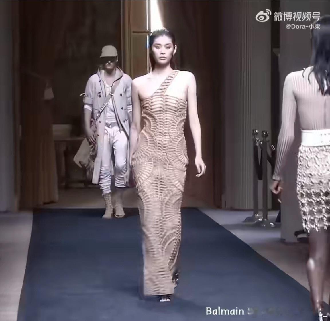 何猷君当时看完奚梦瑶的维密秀就一见钟情，决定要娶奚梦瑶何猷君看完维密秀就决定娶奚