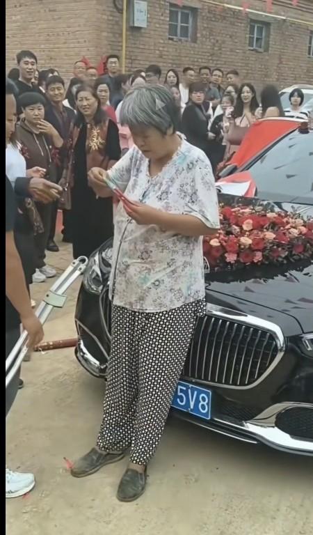真不知道丢人怎么写！一辆婚车路过时被老太太堵在马路中间，她直说不给红包不让过。