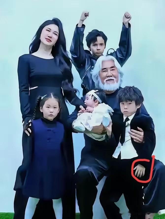 张纪中要是刷到这些网友建议，估计得愣一下，大家都劝他赶紧带孩子做亲子鉴定，为啥？
