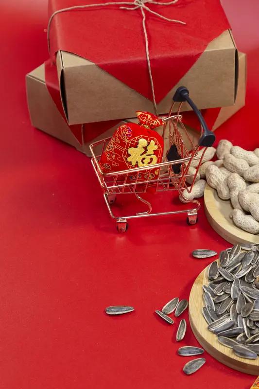 00后办的年货，那可太震撼了！这一代成长于数字化时代，消费观和上一辈大不同。《