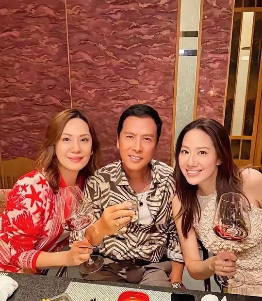 甄子丹竟然还有这么年轻的丈母娘，跟他老婆傻傻分不清楚谁是妈！带着这样的丈母娘出门