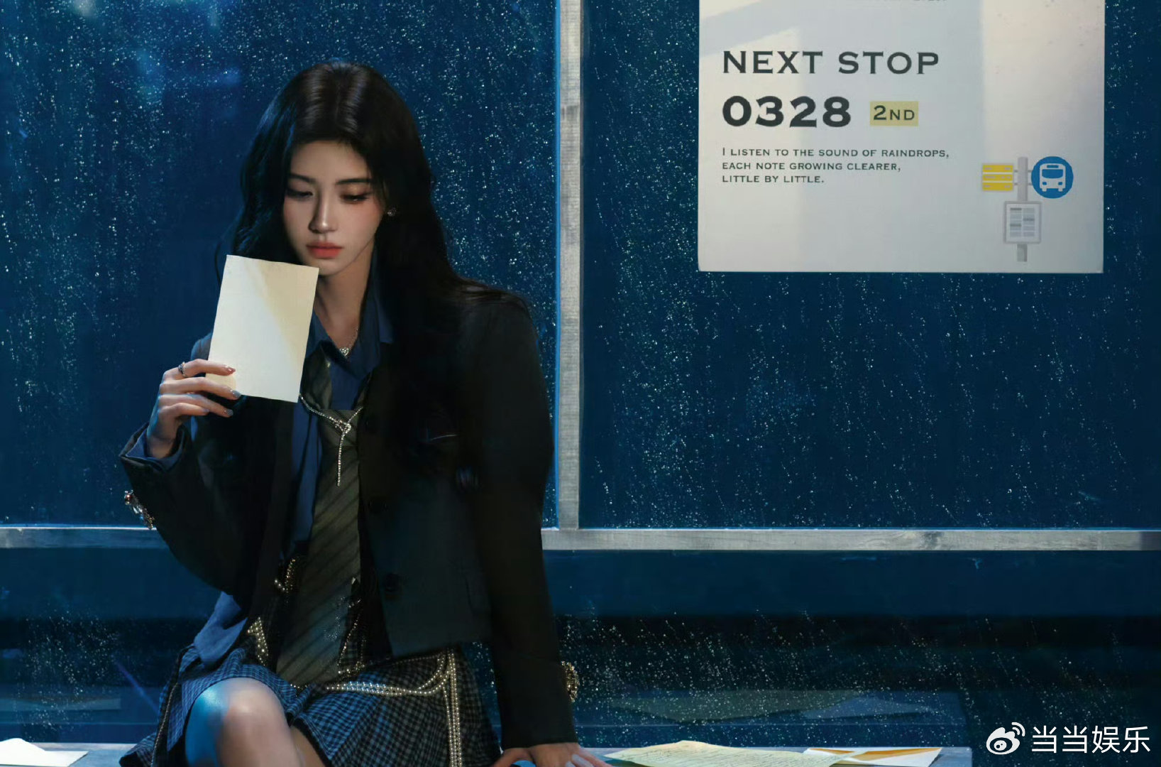 最近，娱乐圈又新增了一个舞台名场面，讲的正是鞠婧祎于一场演出里翻唱的那首《雨爱》