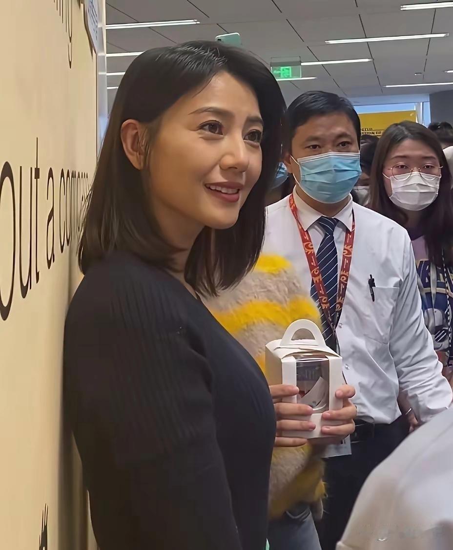 高圆圆素颜都是这么美，她才是真正的大美女，五官大气又不失精致。没有一点瑕疵。​