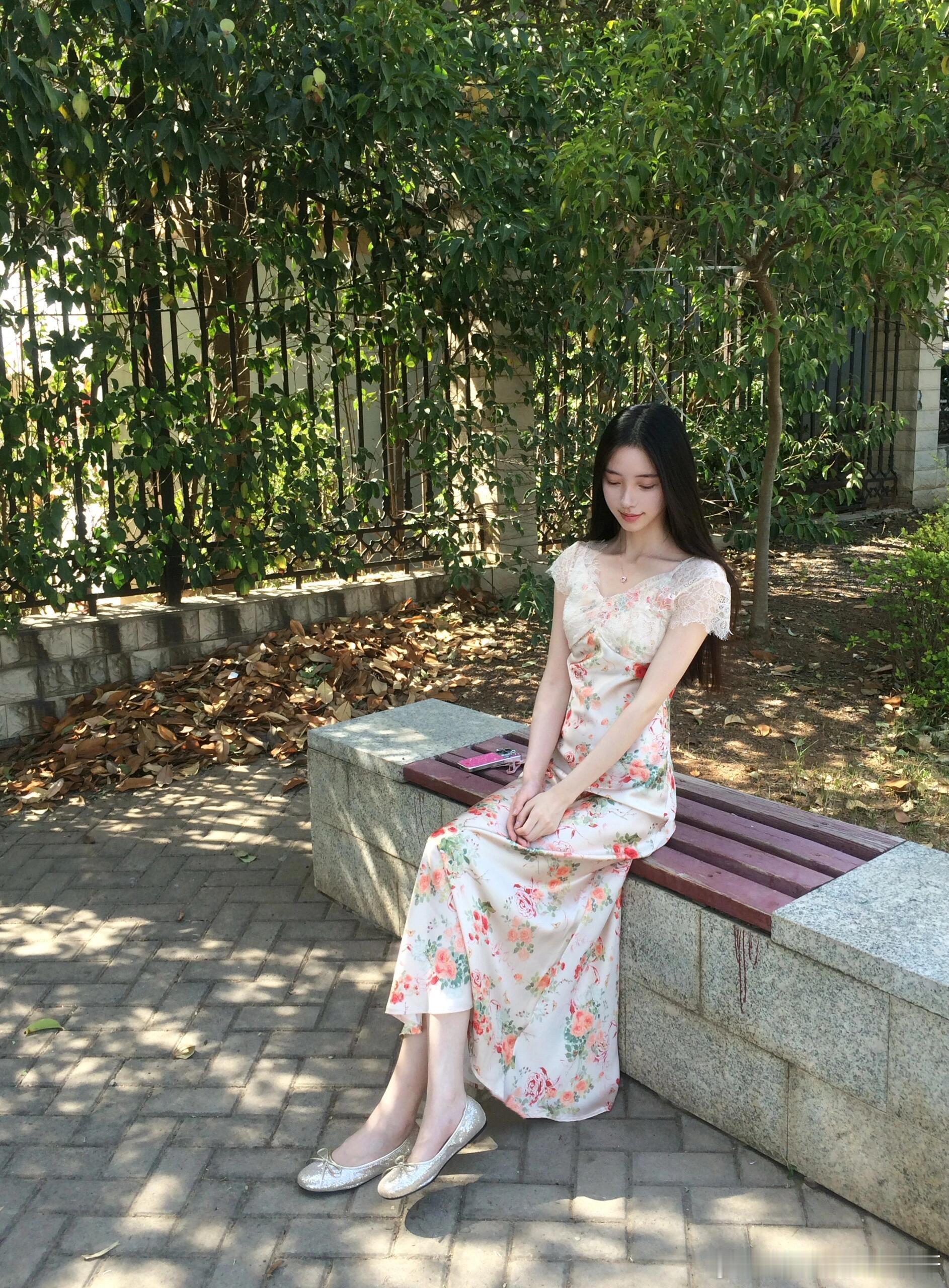 初秋的碎花裙，安静的小姐姐~​​​