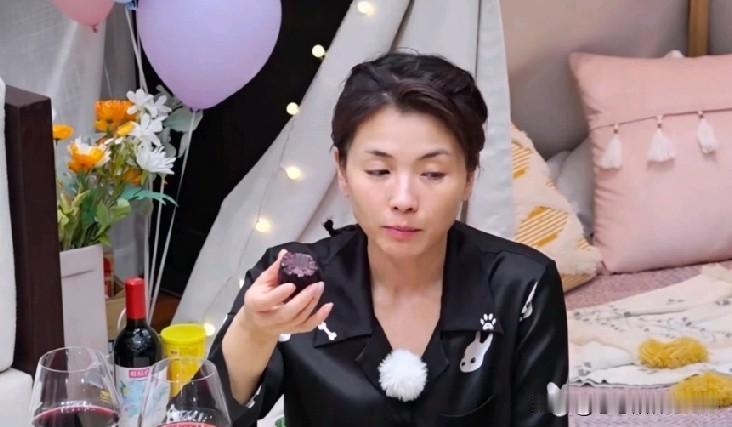 刘涛素颜亮相，真实状态着实耐看！不少人都好奇女明星卸妆后的模样，瞧瞧刘涛这组素