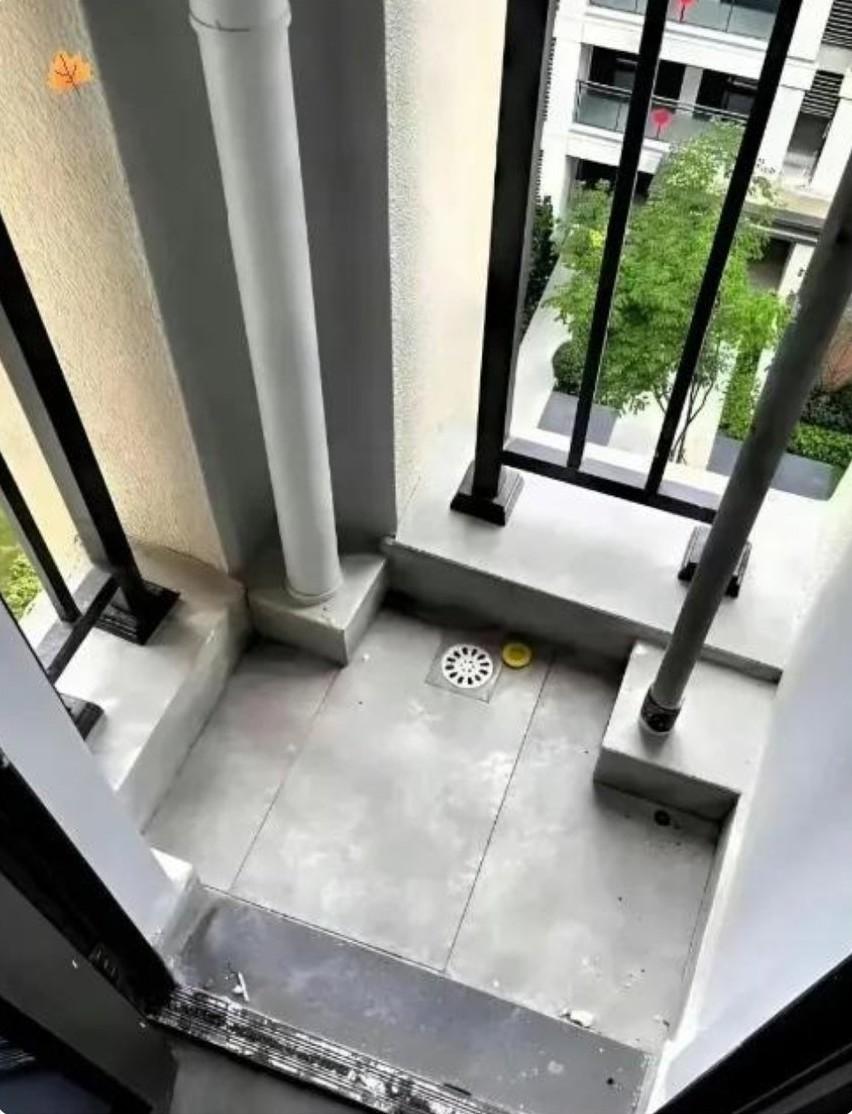 买房时，开发商宣称阳台会额外赠送一个带下水的小空间，我当时还以为占了大便宜。可收
