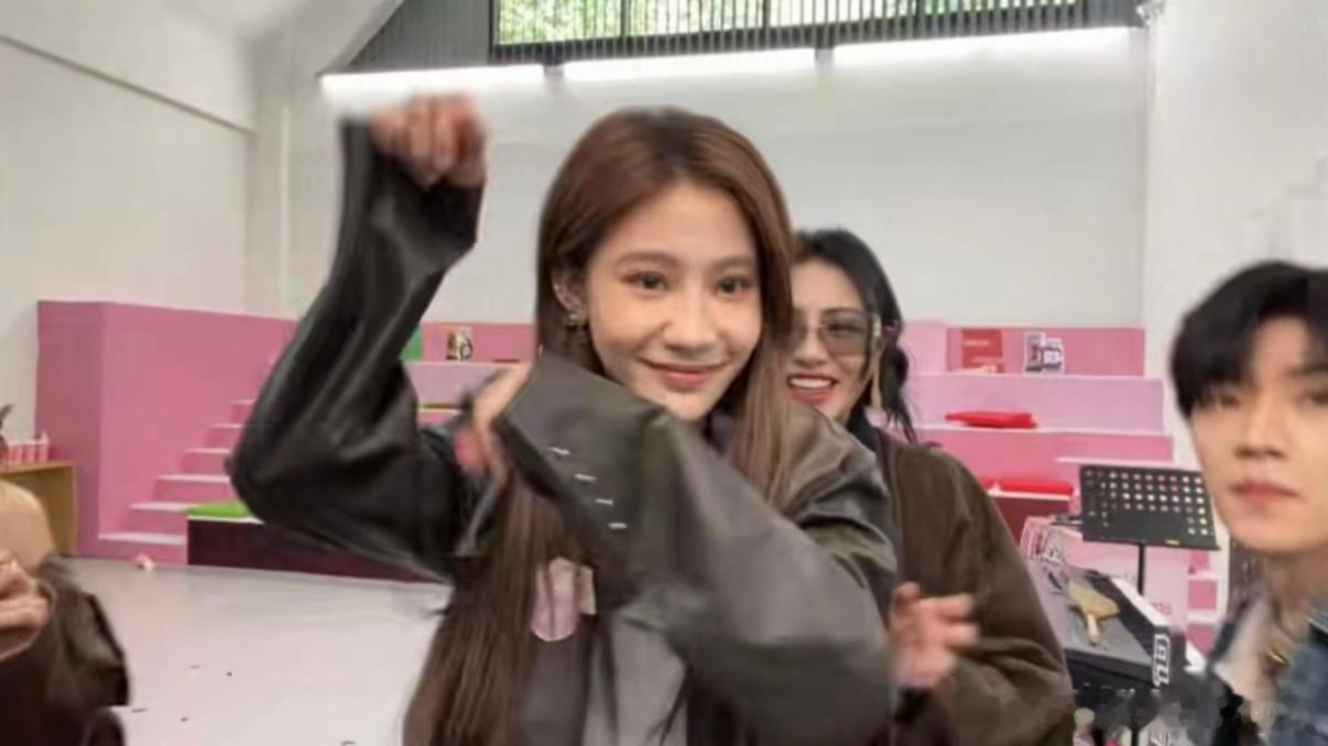 卖萌直播间我就问这谁看了能不迷糊啊，真的是让我们感觉有点微醺的了，毕竟一打开就是