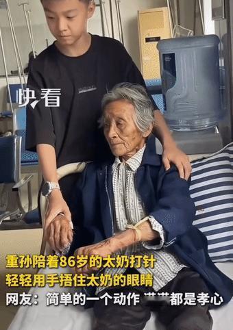 “上新华社了！”湖北，重孙陪86岁太奶去看病，当看到护士要扎太奶手时，担心太奶害
