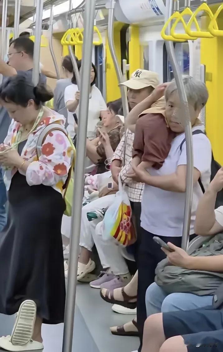 地铁上一位满头白发，怀里抱小孩的奶奶吃力的站着，为啥没有年轻人让座？这是网