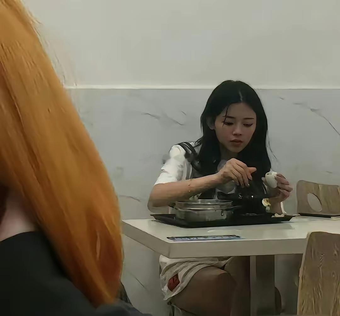 当年在电子厂里啃馒头吃咸菜的杨超越，自己都没想到若干年后她竟成了大明星