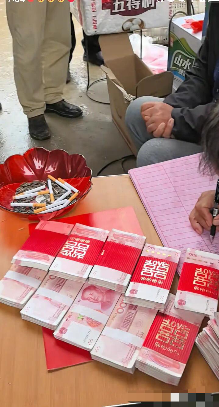 大姐穿带线头的裙子、背13.9元的拼多多包，却在弟弟婚礼上掏出一沓沓现金凑够10