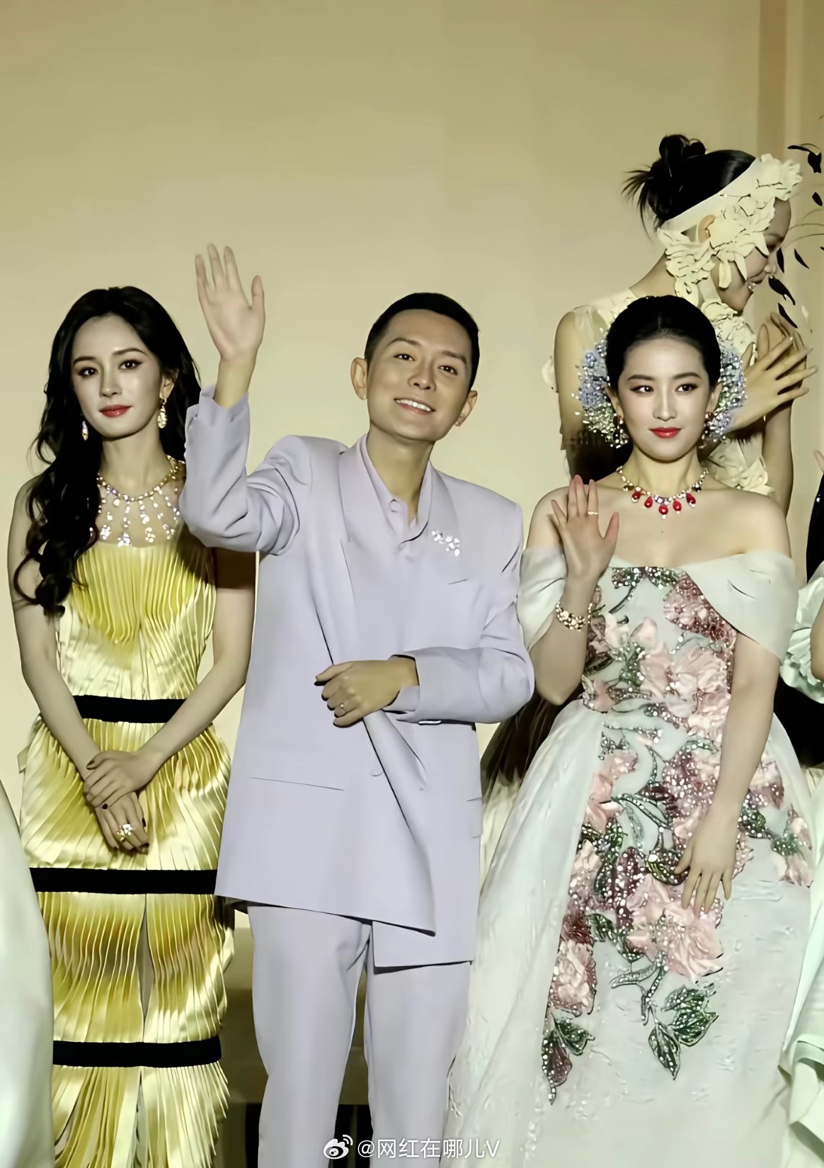 刘亦菲杨幂同台emmmmm多大仇恨成这样[捂脸哭]全程没有眼神交流​​​