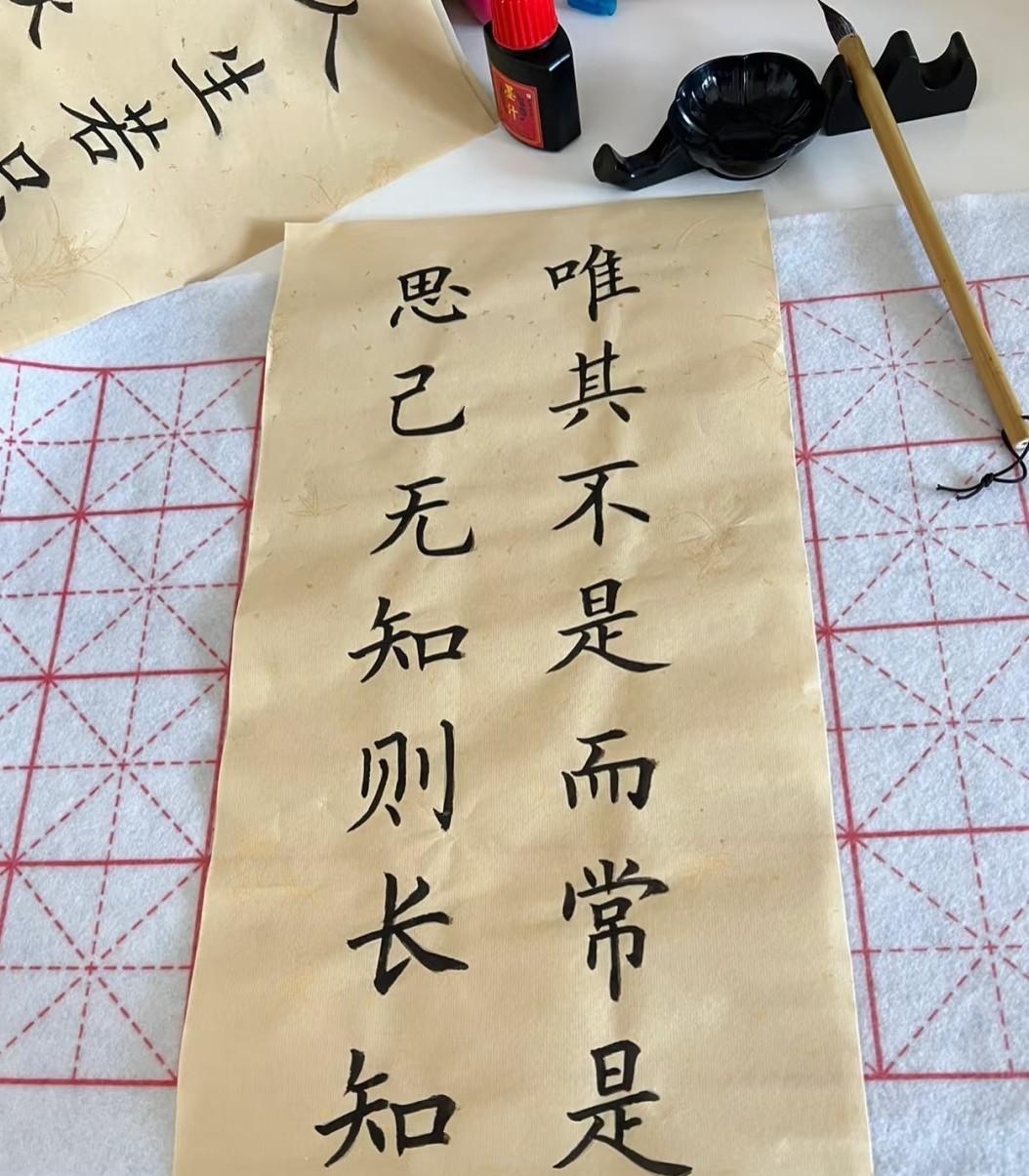 这就像给心情找了个出口，不用管写得好不好看，专注在一笔一划上，烦心事好像就都被暂