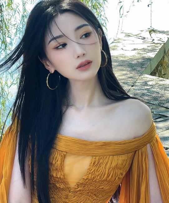 毛晓彤被锁房间里了毛晓彤姐姐发文称，差点儿吃不上饭。原来姐姐在参加“栩栩华生时