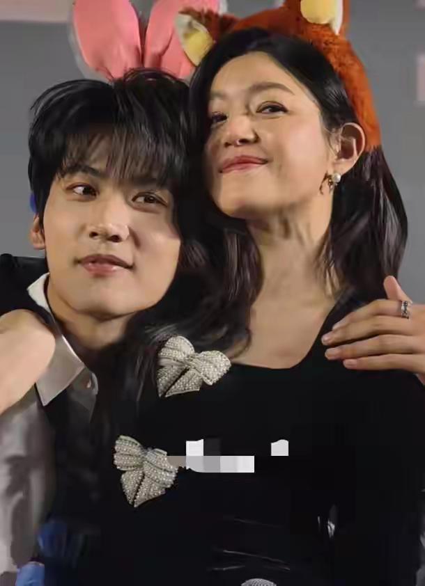 真的是生理不适。一个40多的，一个要20多的，在电视剧当中有很多亲密动作，见面会