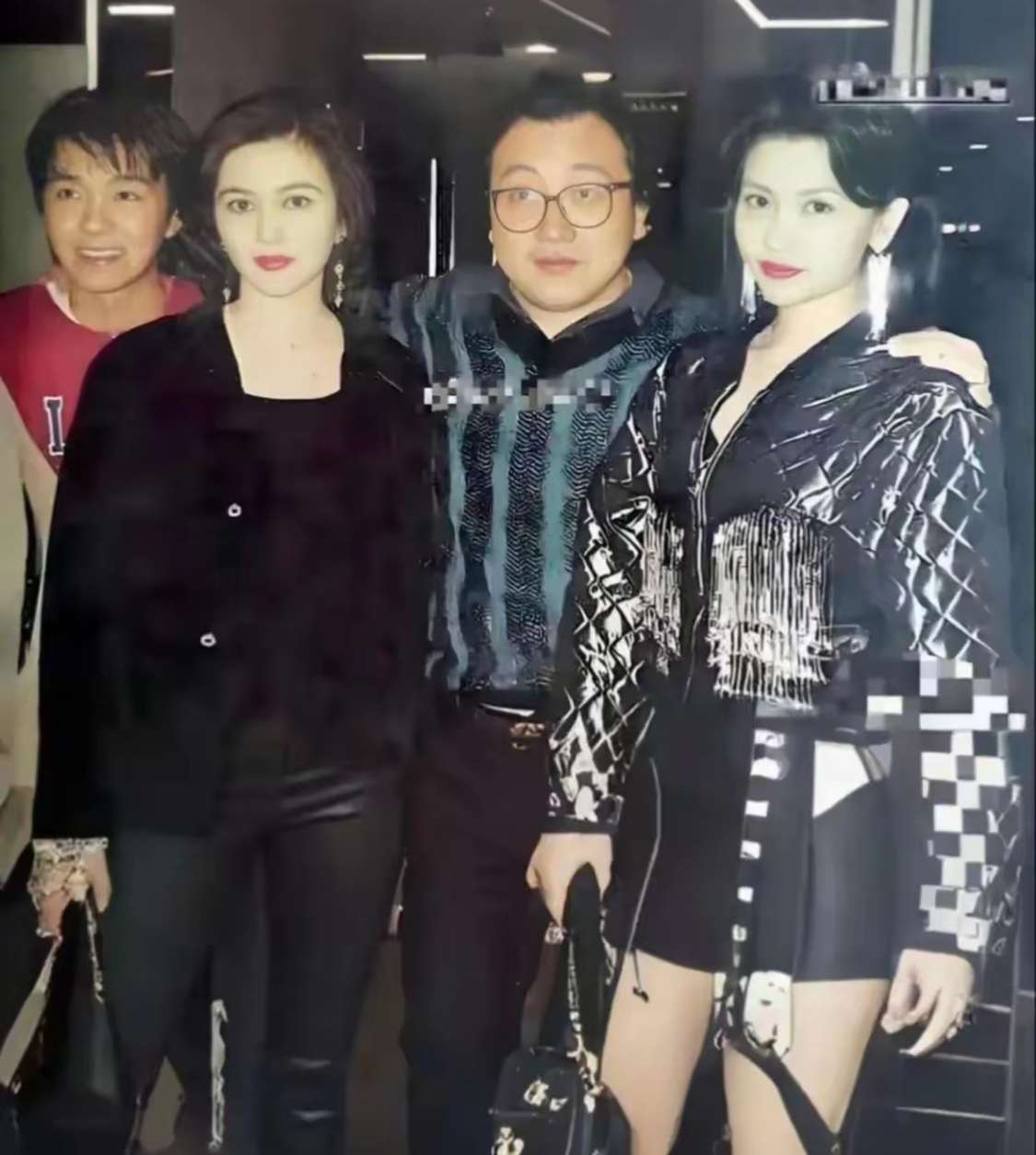 两美女中间这位是谁？！！！