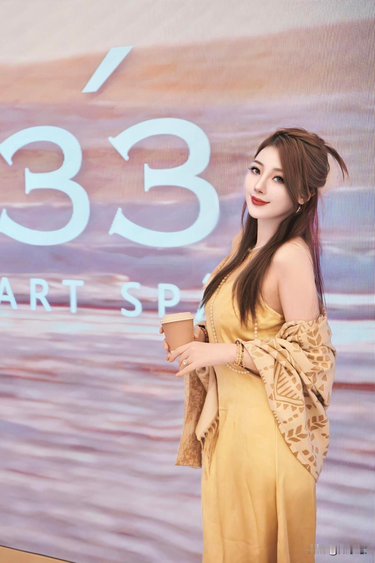 优雅复古风，黄裙配珍珠，尽显女性魅力！