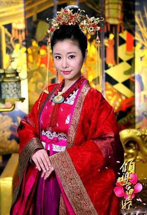 说到林心如，最戳人心的就是她那句“不能让力挺我的琼瑶丢脸”。当年演《还珠格格》紫