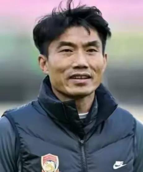 青岛西海岸顶住了上半场但下半场大比分失守上海海港和青岛西海岸的比赛，是这